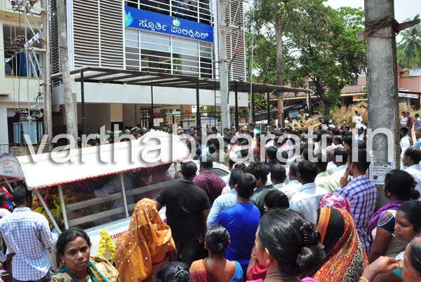 ಉಳ್ಳಾಲ :ಚಿಕಿತ್ಸೆ ಫಲಕಾರಿಯಾಗದೆ ಮಹಿಳೆ ಸಾವು - ಆಸ್ಪತ್ರೆಯೆದುರು ಪ್ರತಿಭಟನೆ